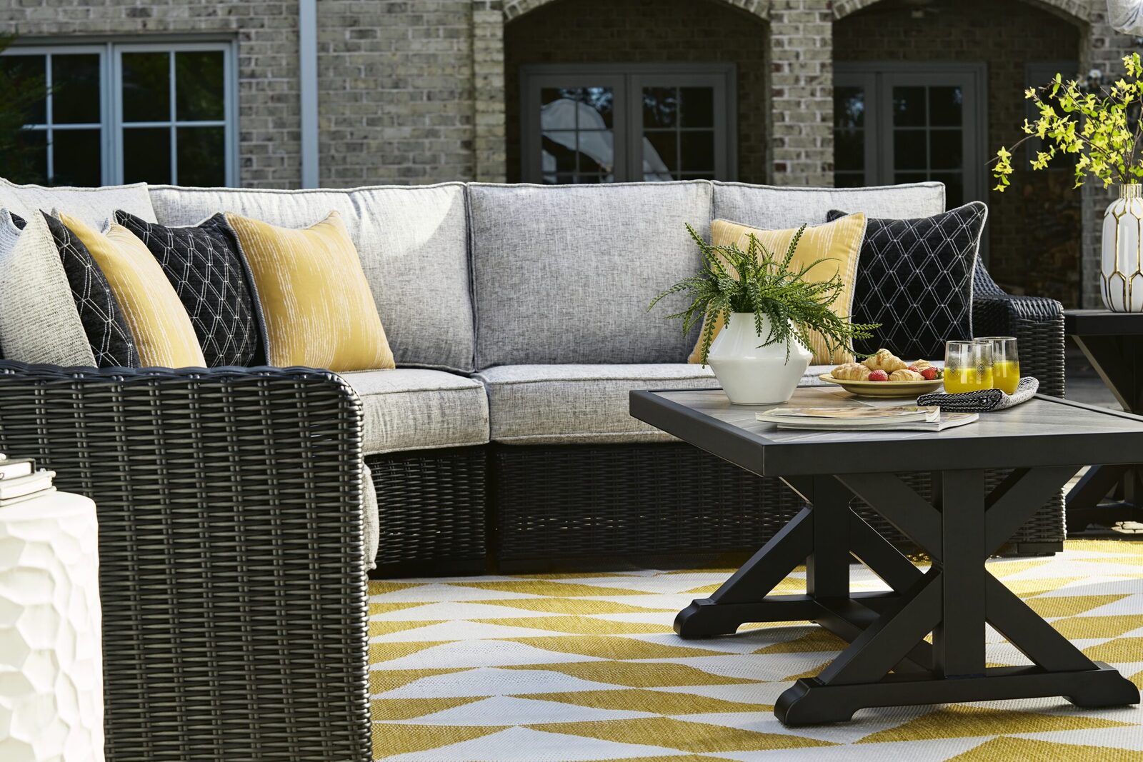 Beachcroft - Rectangular Cocktail Table - Image 11